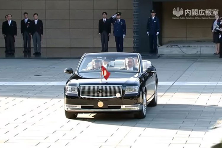 Trên thực tế, Toyota đã từng cho ra mắt một chiếc Century mui trần hồi năm 2019 để phục vụ cho lễ đăng quang của vua Naruhito.