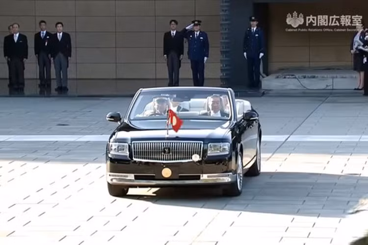 Trên thực tế, Toyota đã từng cho ra mắt một chiếc Century mui trần hồi năm 2019 để phục vụ cho lễ đăng quang của vua Naruhito.