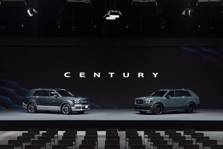 Được định vị ở phân khúc xe siêu sang, Century SUV là đối thủ cạnh tranh của Rolls-Royce Cullinan hay Bentley Bentayga. Trước mắt, chiếc SUV cao cấp này vẫn ưu tiên phân phối độc quyền tại thị trường Nhật Bản, bán song song với biến thế sedan cùng tên. Giá xe Toyota Century SUV hiện có giá khởi điểm từ 25 triệu Yên (khoảng 4,07 tỷ đồng).