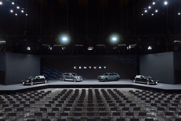 Theo lãnh đạo Toyota cho biết họ sẵn sàng chế tác các phiên bản độc bản của Toyota Century SUV mui trần và GRMN với sự trợ giúp của các nghệ nhân bậc thầy. Toyota khẳng định thông tin về những độc bản dạng này có thể sớm được hãng công bố, đồng nghĩa là đã có khách hàng đặt mua Century SUV dưới dạng này.