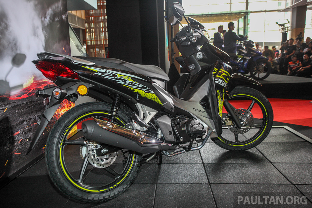 Dù dựa trên cơ sở khung sườn và động cơ của phiên bản Wave Alpha vốn cũng đang được bán tại Malaysia, tuy nhiên Honda Dash 125 mới này đã được thiết kế theo hướng thể thao, hướng chủ yếu tới giới trẻ. Về thiết kế, có thể coi đây là phiên bản nâng cấp của Honda Wave tại Việt Nam.