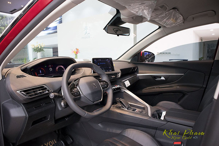 Ngoài ra, Peugeot 5008 Active mới sẽ chỉ có ghế lái chỉnh điện 8 hướng, phụ 6 hướng và tính năng nhớ vị trí đã không còn hiện diện trên bản giá rẻ này. Đồng thời, tính năng massage, nút điều chỉnh ghế phụ từ hàng ghế thứ 2 cũng đã được Thaco lược bỏ trên Peugeot 5008 Active mới.