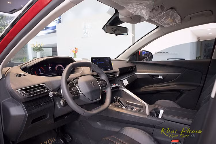 Ngoài ra, Peugeot 5008 Active mới sẽ chỉ có ghế lái chỉnh điện 8 hướng, phụ 6 hướng và tính năng nhớ vị trí đã không còn hiện diện trên bản giá rẻ này. Đồng thời, tính năng massage, nút điều chỉnh ghế phụ từ hàng ghế thứ 2 cũng đã được Thaco lược bỏ trên Peugeot 5008 Active mới.