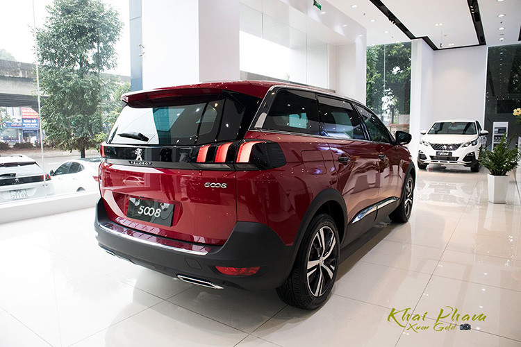 Dưới nắp ca-pô, Peugeot 5008 Active vẫn hoạt động nhờ khối động cơ Turbo xăng, dung tích 1.6L cho công suất tối đa 165 mã lực tại 6.000 vòng/phút và mô-men xoắn cực đại 196 Nm tại 1.400 - 4.000 vòng/phút. Truyền sức mạnh đến bánh xe Peugeot 5008 là hộp số tự động 6 cấp và hệ dẫn động cầu trước.