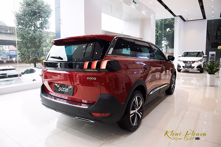 Dưới nắp ca-pô, Peugeot 5008 Active vẫn hoạt động nhờ khối động cơ Turbo xăng, dung tích 1.6L cho công suất tối đa 165 mã lực tại 6.000 vòng/phút và mô-men xoắn cực đại 196 Nm tại 1.400 - 4.000 vòng/phút. Truyền sức mạnh đến bánh xe Peugeot 5008 là hộp số tự động 6 cấp và hệ dẫn động cầu trước.