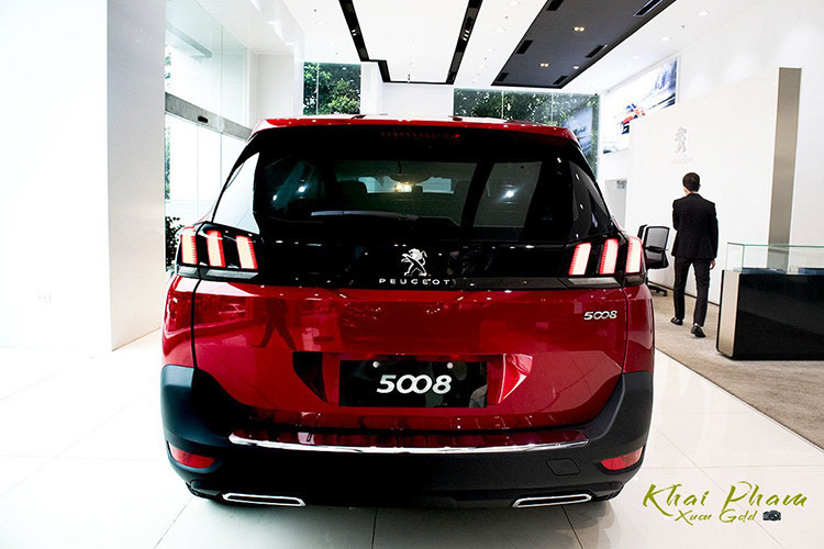 Đuôi xe trên Peugeot 5008 Active 2020 tương tự bản cũ nhưng cốp xe đã không còn tính năng đóng/mở điện và đá cốp như bản cao cấp mà thay vào đó khách hàng sẽ phải mở cơ hoàn toàn.