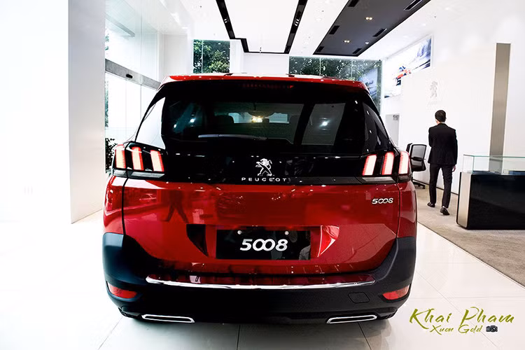 Đuôi xe trên Peugeot 5008 Active 2020 tương tự bản cũ nhưng cốp xe đã không còn tính năng đóng/mở điện và đá cốp như bản cao cấp mà thay vào đó khách hàng sẽ phải mở cơ hoàn toàn.