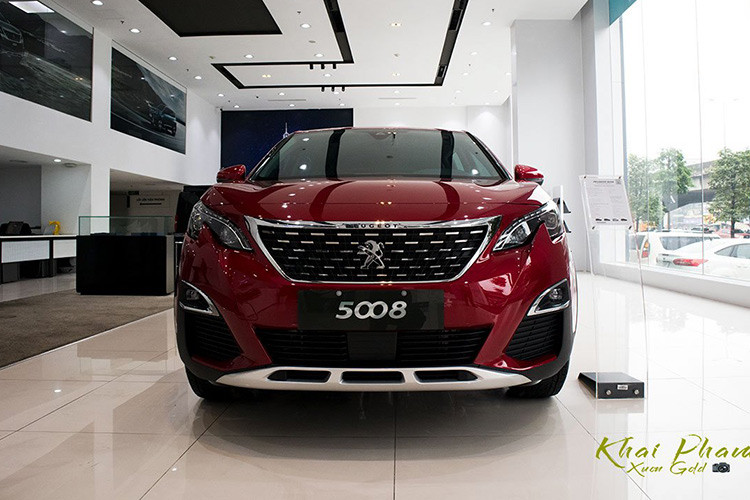 Thiết kế đầu xe Peugeot 5008 2020 mới thể thao, khỏe khoắn với những đường gân nổi kép. Lưới tản nhiệt kim cương với logo sư tử toạ lạc ở vị trí trung tâm, cụm đèn pha vẫn là dạng LED có tính năng điều chỉnh tự động, bật/tắt tự động...