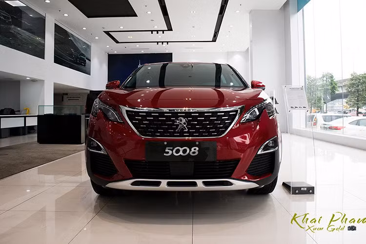 Thiết kế đầu xe Peugeot 5008 2020 mới thể thao, khỏe khoắn với những đường gân nổi kép. Lưới tản nhiệt kim cương với logo sư tử toạ lạc ở vị trí trung tâm, cụm đèn pha vẫn là dạng LED có tính năng điều chỉnh tự động, bật/tắt tự động...