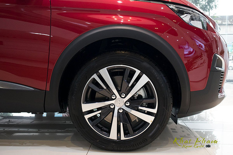 Bên phần thân, Peugeot 5008 Active mới được trang bị bộ la-zăng hợp kim 5 chấu dạng 3 nan với 2 màu cùng kích thước 18 inch tiêu chuẩn. Tuy nhiên, phiên bản mới của 5008 sẽ không còn giá nóc. 