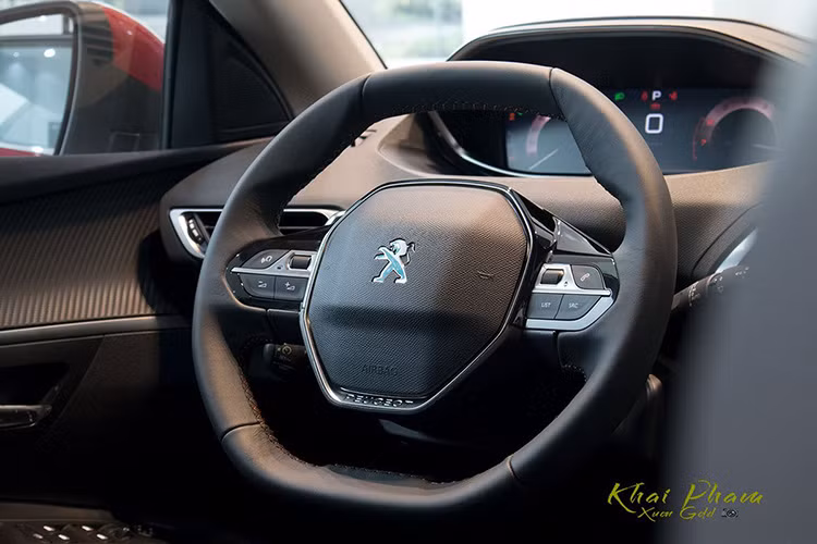 Hệ thống giải trí trên Peugeot 5008 2020 vẫn là màn hình đặt nổi có kích thước 8 inch hỗ trợ kết nối với Apple Carplay/Android Auto. Tuy nhiên, hệ thống âm thanh xe đã giảm từ 10 loa Focal xuống còn 6 loa Peugeot thường. 