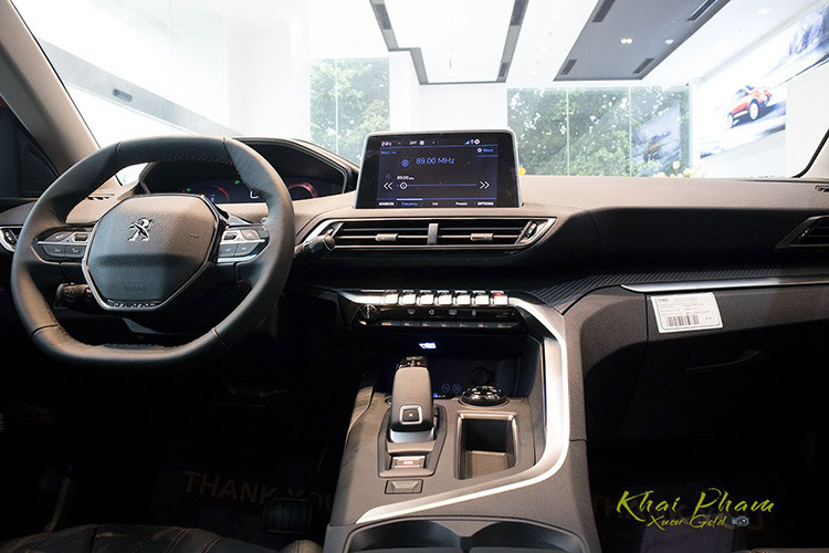 Peugeot 5008 Active vẫn tuân thủ New i-Cockpit đầy mới mẻ và sang trọng mà các kỹ sư Pháp đã mang đến cho xe. Những trang bị không còn trên Peugeot 5008 Active 2020 như đèn trần LED thay thế bằng bóng Halogen, gương chiếu hậu trong không chống chói, đèn trang trí nội thất, cửa sổ trời bị loại bỏ, bệ ốp chân ở cửa xe ốp nhựa (bản trước ốp crom).