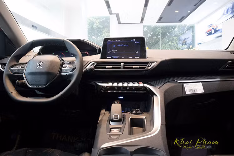 Peugeot 5008 Active vẫn tuân thủ New i-Cockpit đầy mới mẻ và sang trọng mà các kỹ sư Pháp đã mang đến cho xe. Những trang bị không còn trên Peugeot 5008 Active 2020 như đèn trần LED thay thế bằng bóng Halogen, gương chiếu hậu trong không chống chói, đèn trang trí nội thất, cửa sổ trời bị loại bỏ, bệ ốp chân ở cửa xe ốp nhựa (bản trước ốp crom).