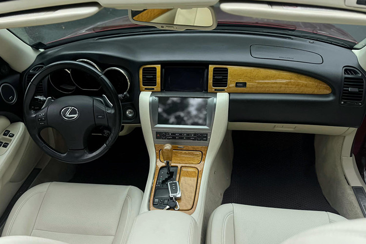 Bên trong cabin, nội thất Lexus SC430 2004 mui trần vẫn giữ nguyên bản với những chi tiết ốp gỗ sáng bóng. Tuy nhiên, một số chi tiết bọc da trên vô lăng và táp-lô đã có dấu hiệu xuống cấp – điều khó tránh khỏi đối với những chiếc xe đời sâu. Dù vậy, tổng thể không gian bên trong vẫn mang lại cảm giác sang trọng và cổ điển.