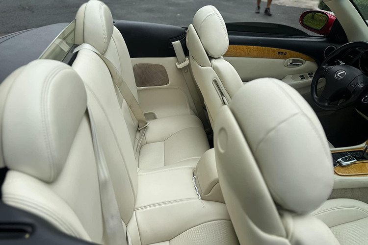 Tuy nhiên, điểm trừ lớn của SC430 chính là mức tiêu thụ nhiên liệu. Theo công bố, xe có thể "ngốn" tới 20 lít/100 km trên đường hỗn hợp - một con số không mấy thân thiện với túi tiền của người dùng. Bên cạnh đó, việc tìm kiếm phụ tùng thay thế cho một mẫu xe đã ngừng sản xuất cũng là một thách thức không nhỏ.