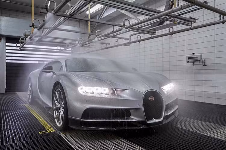 Sau khi thân xe được lắp ráp và điều chỉnh, chiếc xe được kiểm tra trong môi trường "mưa gió mùa" với cường độ khác nhau trong 30 phút, để đảm bảo nó không thấm nước. Sau khi hoàn thành bài kiểm tra này, các nhân viên mất khoảng 3 ngày để trang bị nội thất. Các chi tiết bên trong được bọc lớp nhựa trong suốt để chuẩn bị cho bài thử nghiệm cuối cùng.