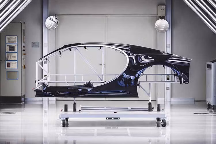 Một tháng trước khi công đoạn sản xuất bắt đầu, Bugatti lắp ráp thân xe với khung gầm, đảm bảo rằng nó phù hợp với nhau. Sau đó các kỹ sư mất khoảng ba tuần để sơn thủ công từng phần. Lớp sơn phủ trên có tối đa 8 lớp, mỗi lớp phải được chà nhẵn và đánh bóng trước khi sơn lớp tiếp theo.