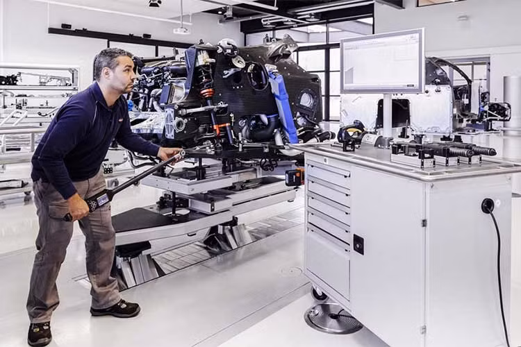 Hai nền tảng khung gầm được xây dựng trong cơ sở sản xuất Atelier 1.000 mét vuông mất khoảng 1 tuần. Mỗi nhân viên tại nhà máy của Bugatti phải có chuyên môn cực cao, có khả năng lắp ráp toàn bộ khung gầm, thân xe và khung liền khối monocoque.