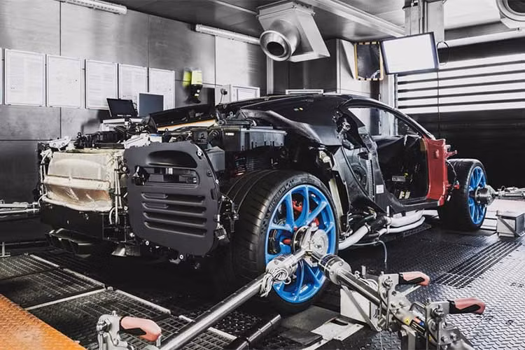 Động cơ siêu xe Bugatti được kiểm tra 3 giờ trên máy dyno: Máy đo lực dyno được lắp trong phòng riêng và có hệ thống thông gió riêng. Các cáp điện lớn hơn được sử dụng vì cáp cũ cho chiếc Veyron không thể đáp ứng được 1,479 mã lực và mô men xoắn khổng lồ của Chiron.