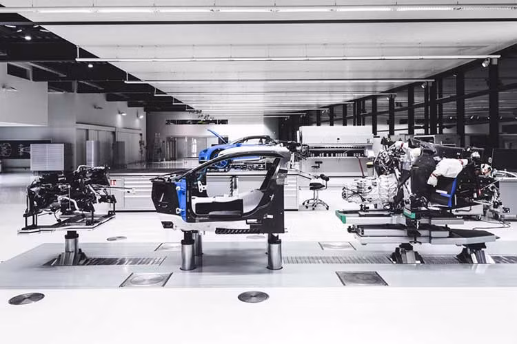 Thân xe Chiron được kết nối bằng 14 chốt titanium: Sự kết hợp của phần đầu monocoque với phía sau là điểm nổi bật của việc sản xuất Chiron. Chúng được kết nối với nhau bằng 14 chốt titan, chỉ nặng khoảng 34 gram. Sau khi đã gắn 2 bộ phận này với nhau, dầu máy, dầu phanh, chất lỏng thủy lực và chất làm mát được bơm vào (10 phút để kiểm tra rò rỉ). 