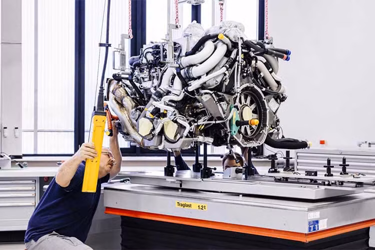 Động cơ 8.0 lít quad-turbo được chế tạo và lắp ráp tại cơ sở động cơ của VW ở Salzgitter, sau đó được hoàn thiện ở nhà máy Molsheim. Tại đây có một đại sảnh đặc biệt, nơi mỗi động cơ được thử nghiệm trong 8 tiếng đồng hồ trên hệ thống điện tử, tương ứng với hộp số ly hợp kép bảy cấp. Khối động cơ kèm hệ thống truyền động này nặng tới 628 kg.