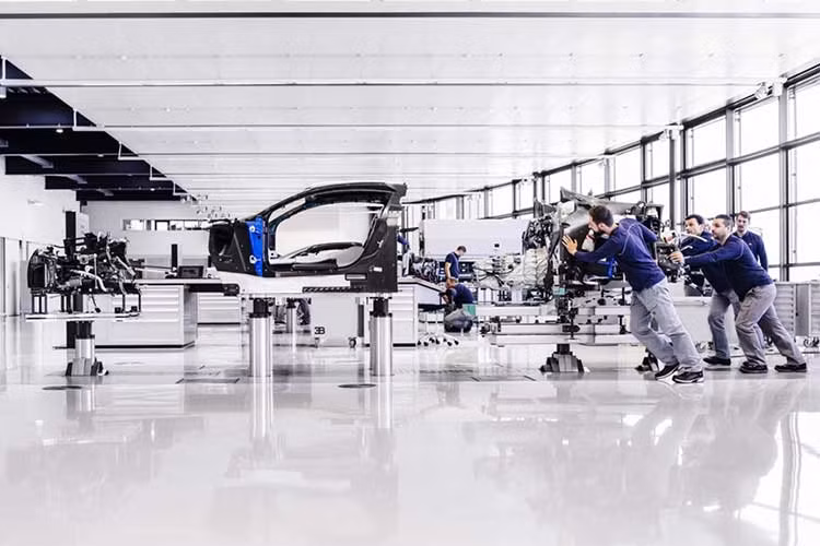 Phải mất 4 ngày để lắp ráp các bộ phận thân xe: Các chi tiết thân xe của Bugatti Chiron được lắp ráp riêng như cửa, nắp capo, mui xe... Một số bộ phận thân xe riêng biệt rất nhẹ và mỏng, do đó ngay sau khi cổ máy được lắp vào, các nhân viên kỹ thuật mới bắt đầu gắn các chi tiết thân xe.