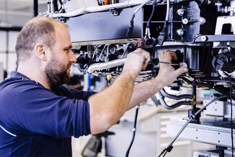 Dù Chiron được chế tạo thủ công, nhưng các kỹ sư vẫn sử dụng một công cụ điện tử để lắp khung xe với nhau. Họ sử dụng bộ công cụ nutrunner EC để xiết bulong với độ chính xác cao nhất. Theo Bugatti, thông số và lực xiết được thiết lập lên hệ thống nutruner, nhằm tạo ra một khung gầm ổn định, chắc chắn cho chiếc Chiron, với hơn 1.800 con ốc vít.