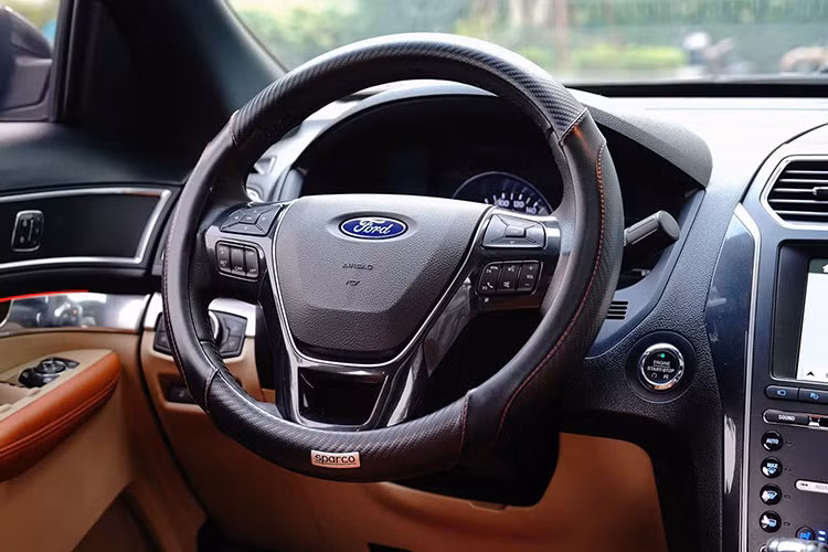 Trên bảng táp lô của xe là một màn hình cảm ứng 8” kết hợp công nghệ SYNC 3 giao diện mới.Vô lăng điều chỉnh điện theo 4 hướng, ghế lái và ghế bên bọc da mềm tích hợp tính năng mát-xa, điều khiển điện 8 hướng giúp người lái lựa chọn vị trí ngồi thoải mái nhất.