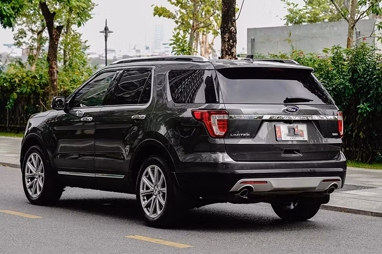 Ford Explorer 2017 cũng có không gian chứa đồ rộng rãi với khoang hành lý lên tới 2.314 lít khi gập cả hai hàng ghế sau. Về hiệu suất, mẫu xe được trang bị động cơ EcoBoost 2.3L, hộp số tự động 6 cấp Select Shift và hệ dẫn động 2 cầu, cho công suất 273 mã lực và mô-men xoắn cực đại 420 Nm, đảm bảo khả năng vận hành mạnh mẽ trên mọi địa hình. 