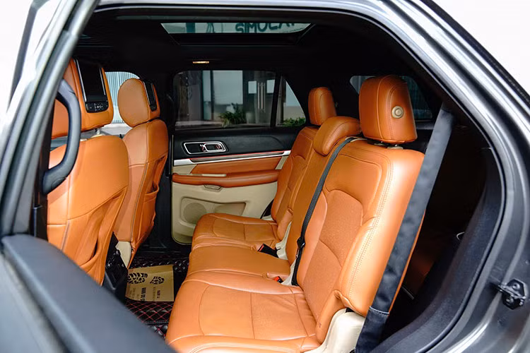 Về công nghệ, mẫu xe được đánh giá dẫn đầu phân khúc với hàng loạt tính năng như camera trước 180 độ đi kèm hệ thống rửa camera tự động, công nghệ hỗ trợ đỗ xe và cảnh báo phương tiện cắt ngang. Ngoài ra còn có cổng sạc thông minh đặt tại 2 vị trí trước và sau khá tiện dụng.