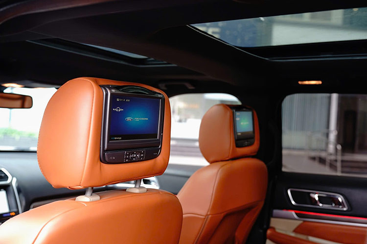 Hàng ghế thứ 2 thiết kế rộng rãi thoải mái, được trang bị nhiều tiện nghi cao cấp và sang trọng như: hai màn hình DVD kèm tai nghe không dây; điều chỉnh hệ thống điều hòa; cổng kết nối USB; ổ nguồn điện xoay chiều (AC) 230V – 150W, thích hợp khi cần nạp điện thoại và sử dụng Laptop.