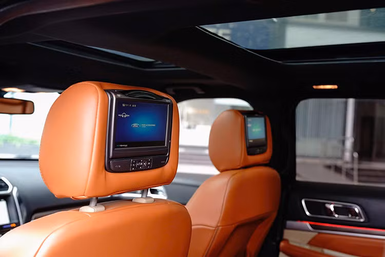 Hàng ghế thứ 2 thiết kế rộng rãi thoải mái, được trang bị nhiều tiện nghi cao cấp và sang trọng như: hai màn hình DVD kèm tai nghe không dây; điều chỉnh hệ thống điều hòa; cổng kết nối USB; ổ nguồn điện xoay chiều (AC) 230V – 150W, thích hợp khi cần nạp điện thoại và sử dụng Laptop.