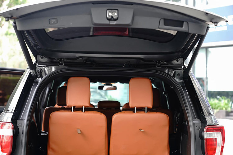 Một số tính năng tiêu chuẩn trên bản Explorer này còn có kiểm soát góc cua, hỗ trợ đổ đèo, hỗ trợ chống lật xe hay cảnh báo điểm mù. Đặc biệt, xe Ford Explorer 2017 được trang bị hệ thống 10 túi khí kết hợp các thanh thép chịu lực dọc cánh cửa xe giúp bảo vệ tốt nhất cho hành khách. Khoang hành lý Explorer đạt thể tích 596 lít.