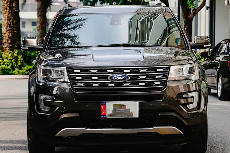 Về ngoại hình, Ford Explorer 2017 nổi bật với thiết kế thể thao đậm chất Mỹ, mang đến vẻ ngoài bề thế và mạnh mẽ. Xe có kích thước tổng thể 5.037 x 2.005 x 1.813 mm, chiều dài cơ sở 2.866 mm, kết hợp với mâm đúc hợp kim nhôm 10 chấu 20 inch tạo nên sự vững chãi và khí động học. 