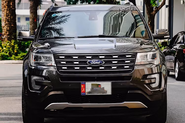 Về ngoại hình, Ford Explorer 2017 nổi bật với thiết kế thể thao đậm chất Mỹ, mang đến vẻ ngoài bề thế và mạnh mẽ. Xe có kích thước tổng thể 5.037 x 2.005 x 1.813 mm, chiều dài cơ sở 2.866 mm, kết hợp với mâm đúc hợp kim nhôm 10 chấu 20 inch tạo nên sự vững chãi và khí động học. 
