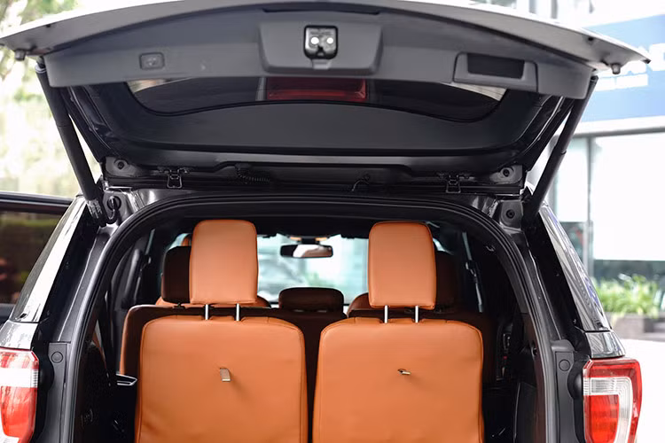 Một số tính năng tiêu chuẩn trên bản Explorer này còn có kiểm soát góc cua, hỗ trợ đổ đèo, hỗ trợ chống lật xe hay cảnh báo điểm mù. Đặc biệt, xe Ford Explorer 2017 được trang bị hệ thống 10 túi khí kết hợp các thanh thép chịu lực dọc cánh cửa xe giúp bảo vệ tốt nhất cho hành khách. Khoang hành lý Explorer đạt thể tích 596 lít.