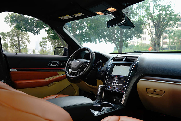 Bên trong nội thất bằng da sang trọng, đi kèm với các trang thiết bị tiện nghi cao cấp. Hai ốp cửa phía trước tích hợp đường viền nẹp crome thiết kế tạo góc R nối tiếp với bảng táp lô. Explorer có khu vực điều khiển trung tâm hiện đại, dễ sử dụng với hệ thống điều hòa tự động 2 vùng khí hậu...