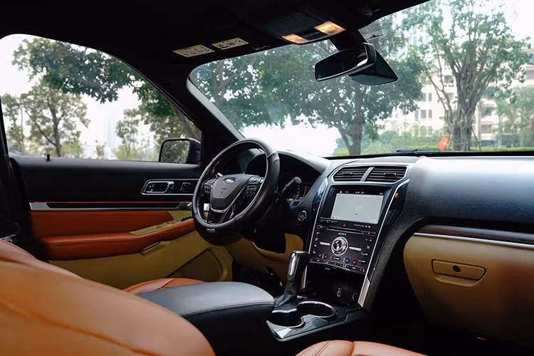 Bên trong nội thất bằng da sang trọng, đi kèm với các trang thiết bị tiện nghi cao cấp. Hai ốp cửa phía trước tích hợp đường viền nẹp crome thiết kế tạo góc R nối tiếp với bảng táp lô. Explorer có khu vực điều khiển trung tâm hiện đại, dễ sử dụng với hệ thống điều hòa tự động 2 vùng khí hậu...