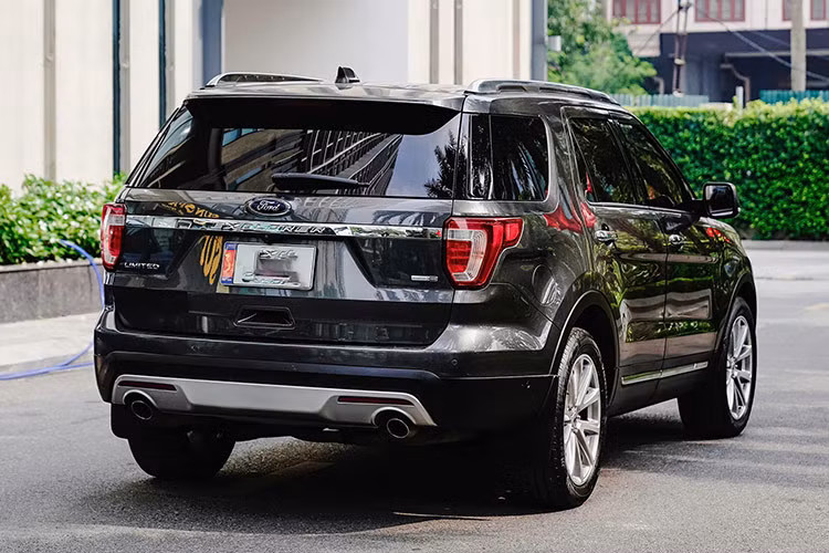 Ford Explorer là một trong những "con gà đẻ trứng vàng" của thương hiệu Ford khi đã gặt hái đầy ắp danh hiệu và cũng là mẫu SUV bán chạy nhất thị trường Bắc Mỹ trong suốt 25 năm liên tiếp. Mới đây, trên sàn xe cũ Hà Nội xuất hiện một chiếc Ford Explorer đời 2017 rao bán với mức ODO khoảng 80.000km.