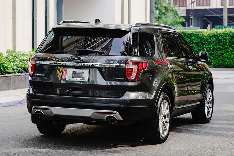 Ford Explorer là một trong những "con gà đẻ trứng vàng" của thương hiệu Ford khi đã gặt hái đầy ắp danh hiệu và cũng là mẫu SUV bán chạy nhất thị trường Bắc Mỹ trong suốt 25 năm liên tiếp. Mới đây, trên sàn xe cũ Hà Nội xuất hiện một chiếc Ford Explorer đời 2017 rao bán với mức ODO khoảng 80.000km.