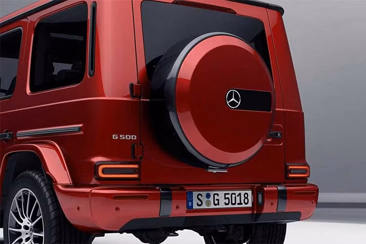 Bộ vành đa chấu kích thước 20 inch và nhiều chi tiết thân xe cũng xuất hiện cùng các chi tiết màu tối khác để tạo sự liên kết cho tổng thể.