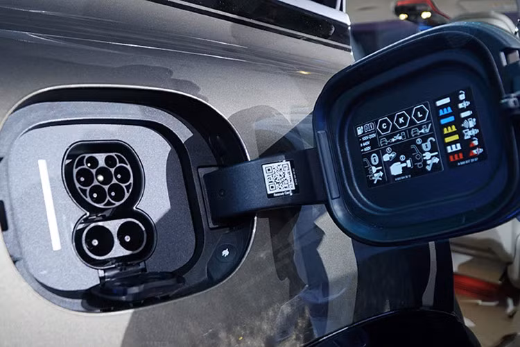 NGoài ra, Mercedes-Maybach EQS 680 SUV còn sở hữu gói tiện nghi và giải trí mở rộng ENERGIZING package Plus, hay Hệ thống KEYLESS-GO Convenience Plus với toàn bộ các cánh cửa &amp; cả cổng sạc điện đều có thể được điều chỉnh đóng mở bằng điện. 