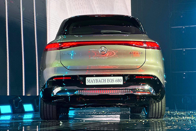 Về khả năng vận hành, bên cạnh các chế độ lái tiêu chuẩn như ECO, SPORT, OFF-ROAD &amp; INDIVIDUAL, Mercedes-Maybach EQS SUV còn được trang bị thêm chế độ MAYBACH. Đây là tuỳ chọn được thiết kế đặc biệt nhằm thay thế cho chế độ lái COMFORT Tiêu chuẩn, với mục đích tối ưu hoá trải nghiệm thoải mái cho những hành khách ở hàng ghế sau.