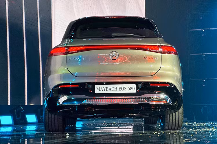 Về khả năng vận hành, bên cạnh các chế độ lái tiêu chuẩn như ECO, SPORT, OFF-ROAD &amp; INDIVIDUAL, Mercedes-Maybach EQS SUV còn được trang bị thêm chế độ MAYBACH. Đây là tuỳ chọn được thiết kế đặc biệt nhằm thay thế cho chế độ lái COMFORT Tiêu chuẩn, với mục đích tối ưu hoá trải nghiệm thoải mái cho những hành khách ở hàng ghế sau.