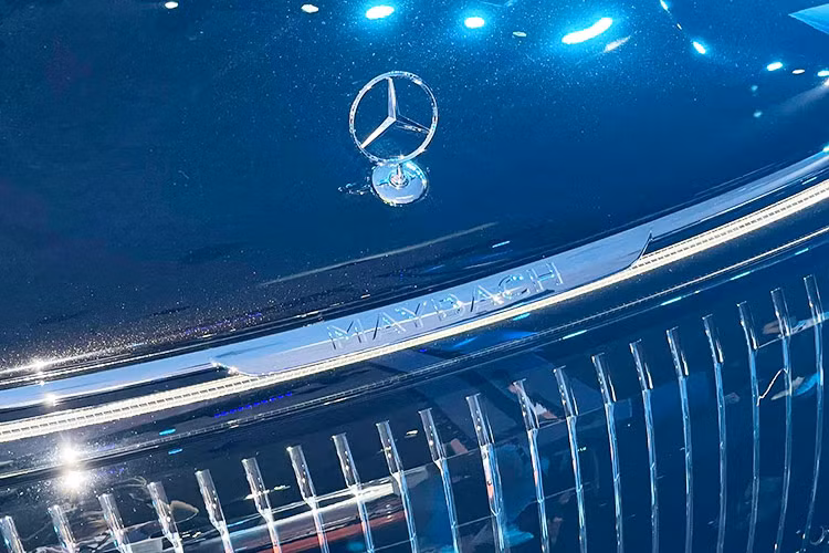 Phần đầu xe nổi bật với mặt ca-lăng màu đen đặc trưng của thương hiệu, bề mặt tản nhiệt giả Black Panel đi cùng là các nan chrome chạy dọc mang lại hiệu ứng chiều sâu 3D vô cùng độc đáo. Xe được trang bị bộ mâm MAYBACH độc quyền được rèn nguyên khối với thiết kế hoàn toàn mới &amp; kích thước lên đến 22-inch.