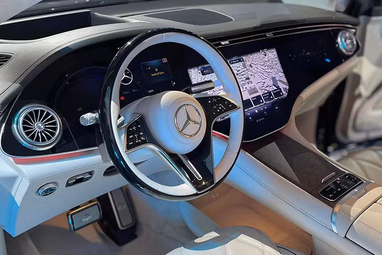 Hệ thống đèn viền chủ động Active Ambient Lighting với 253 bóng LED độc lập &amp; 64 tuỳ chọn hiệu ứng ánh sáng khác nhau, giờ đây được tích hợp thêm 2 tuỳ chọn đặc trưng mới của MAYBACH bao gồm Rose Gold White &amp; Amethys Glow.