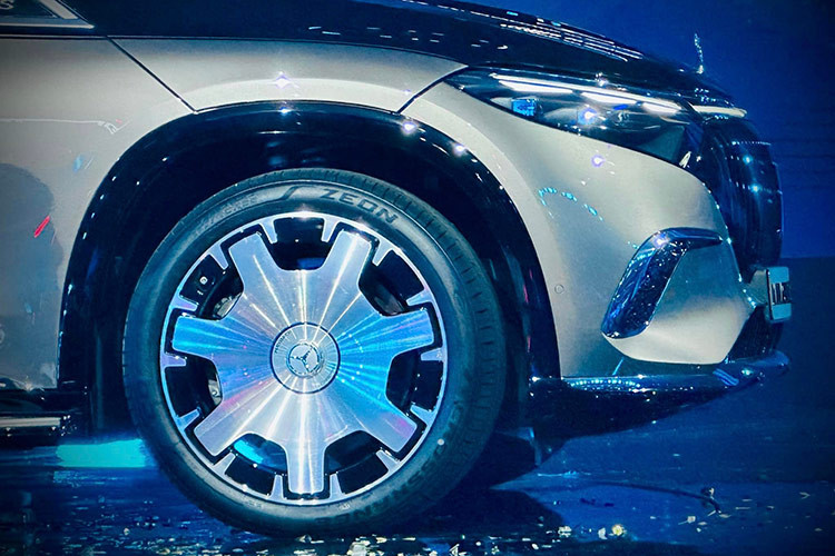 Tương tự nhiều sản phẩm Mercedes-Maybach khác, EQS 680 SUV cũng được trang bị lớp sơn 2 tone màu độc đáo với 1 đường line tinh xảo chạy dọc thân xe. Đây là những lớp sơn thủ công, độc đáo và cao cấp nhất của thương hiệu. Đèn hậu kiêu hãnh độc quyền với một dải sáng liền mạch và tạo thành hình xoắn ốc ở hai bên.