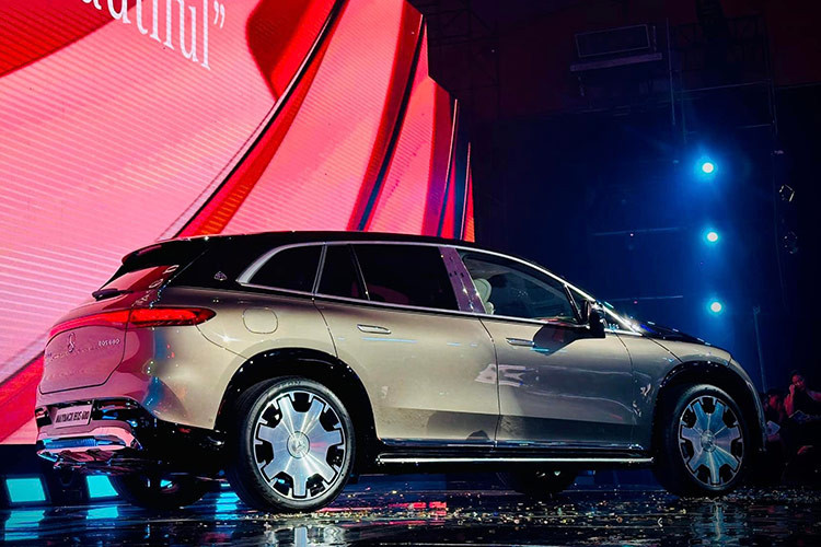 Mercedes-Maybach EQS 680 SUV chạy điện sở hữu kích thước các chiều Dài x Rộng x Cao lần lượt là: 5.126 x 2.034 x 1.721 (mm), chiều dài trục cơ sở ở mức 3.210 mm. Logo Maybach được tạo hình ở nhiều khu vực trên xe, thậm chí đây chính là hoạ tiết của hốc hút gió ở hai bên đầu xe. 