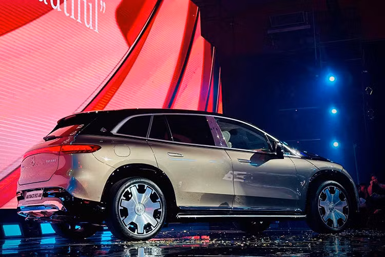 Mercedes-Maybach EQS 680 SUV chạy điện sở hữu kích thước các chiều Dài x Rộng x Cao lần lượt là: 5.126 x 2.034 x 1.721 (mm), chiều dài trục cơ sở ở mức 3.210 mm. Logo Maybach được tạo hình ở nhiều khu vực trên xe, thậm chí đây chính là hoạ tiết của hốc hút gió ở hai bên đầu xe. 