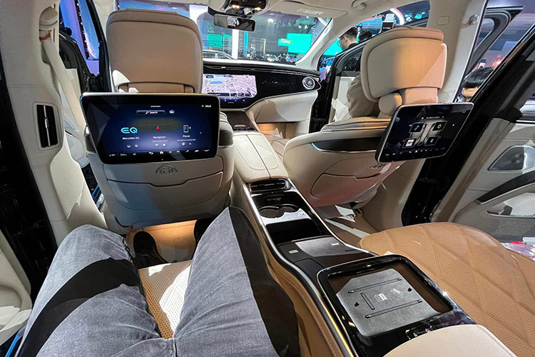 Bên cạnh đó, mẫu xe này còn được trang bị hàng loạt những công nghệ hiện đại &amp; tiên tiến hàng đầu như: Khoang ghế sau First-Class, Gói trang bị Chauffeur Package, Hệ thống lọc không khí &amp; bụi mịn cao cấp ENERGIZING AIR CONTROL Plus,...